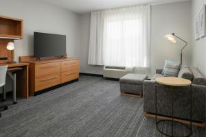 a living room with a couch and a tv at TownePlace Suites by Marriott Jackson Ridgeland/The Township at Colony Park in Ridgeland