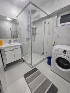 baño blanco con lavadora y lavamanos en Modern comfort appartment, en Salor Bekati