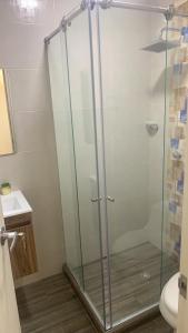 Et badeværelse på Hermoso Apartamento Santa Marta + 29 billeder