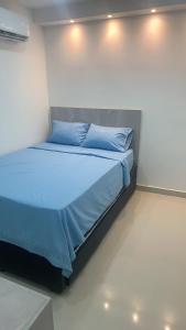 En eller flere senge i et værelse på Hermoso Apartamento Santa Marta