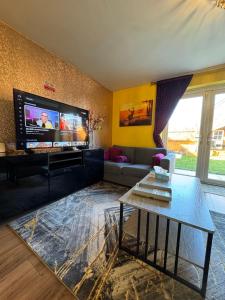 Una sala de estar con un televisor de pantalla plana grande. en 1 minute walk to Liverpool Stadium Free Private Parking, Anfield Liverpool Entire House, en Liverpool