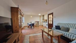 a living room with a couch and a table at La finca de Casa Botes in Cuenca