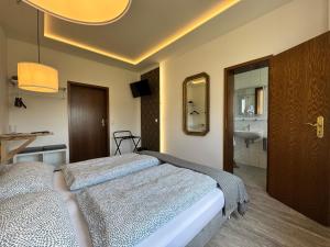 Postel nebo postele na pokoji v ubytování Landgasthof & Hotel Waldeck