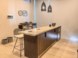 - une cuisine avec un comptoir et 2 verres à vin dans l'établissement Departamento 304 by Rotamundos, à Playa del Carmen