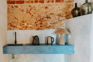 a blue counter with a kettle and a lamp on it at Casa de São Roque in Avis