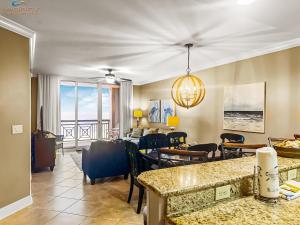 un soggiorno con vista sull'oceano di Azure #404 Luxurious 4BD Beachfront Condo a Fort Walton Beach