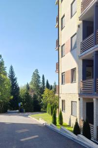 an empty street next to a apartment building at Apartman Žaxtef Wellnes&Spa in Zlatibor