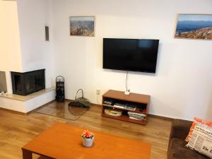 TV a/nebo společenská místnost v ubytování APARTMÁN SLAVKOV home & parking