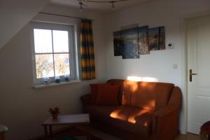 een woonkamer met een bank en een raam bij Koserow_Jugendweg_FeWo 16 in Ostseebad Koserow