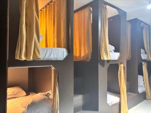 Galaxy Hostel客房内的一张或多张床位