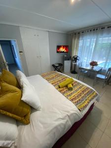 Katil atau katil-katil dalam bilik di Mbathos guesthouse house