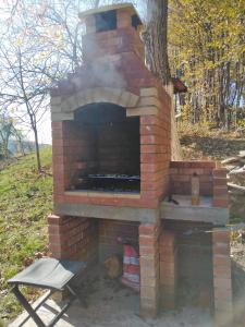 Gril dostupný pro hosty v chaty