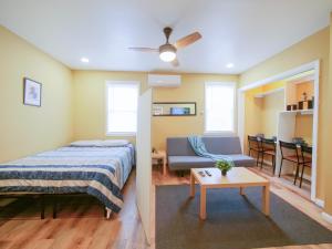 Katil atau katil-katil dalam bilik di 2BED Cozy unit near NYC attractions