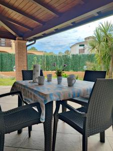 una mesa y sillas en un patio en Domu Abba&Chelu, en Santa Luria