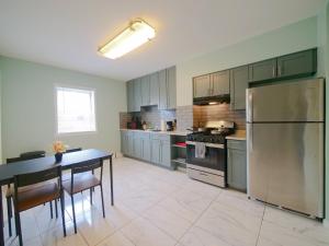 Dapur atau dapur kecil di New Studio unit near the heart of NYC