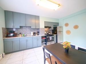 Dapur atau dapur kecil di New Studio unit near the heart of NYC