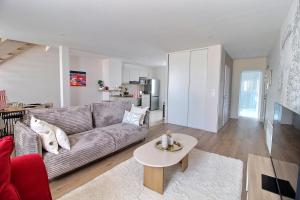 ブールジュにあるLa Suite Marcel Bascoulard - Charme et Histoireのソファとテーブルのあるリビングルーム +10枚の写真