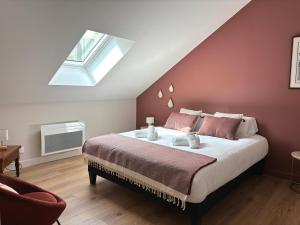 ブールジュにあるLa Suite Marcel Bascoulard - Charme et Histoireの窓のある大きなベッドのある寝室