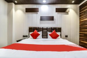 Postel nebo postele na pokoji v ubytování Hotel O JPS Galaxy Hotel