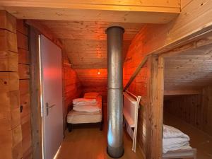 Cette petite chambre comprend un lit dans une cabane en bois. dans l'établissement Chalet confortable à Méaudre pour 8 pers, vue imprenable - FR-1-737-98, à Méaudre