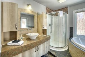 Ένα μπάνιο στο Cozy Lakefront Chalet Lac Lacasse +24 φωτογραφίες