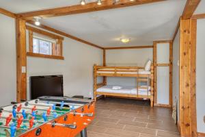 Ένα ή περισσότερα κρεβάτια σε δωμάτιο στο Cozy Lakefront Chalet Lac Lacasse