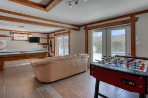 Τραπέζι μπιλιάρδου στο Cozy Lakefront Chalet Lac Lacasse