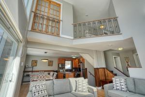 Χώρος καθιστικού στο Cozy Lakefront Chalet Lac Lacasse