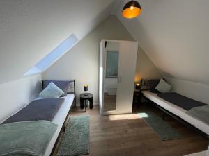 Postel nebo postele na pokoji v ubytování Komfort Apartments am Badepark, Modern! Stylisch! Geräumig! + 72 fotografií