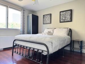 ein Schlafzimmer mit einem Bett mit weißen Laken und einem Fenster in der Unterkunft ATL Downtown 2 Bedroom Condo Free Parking LM302 in Atlanta