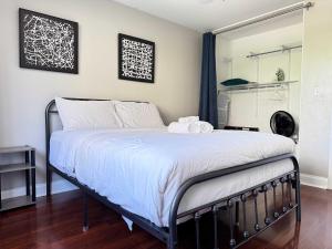 ein Schlafzimmer mit einem großen Bett mit weißer Bettwäsche in der Unterkunft ATL Downtown 2 Bedroom Condo Free Parking LM302 in Atlanta