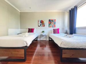 zwei Einzelbetten in einem Zimmer mit Fenster in der Unterkunft ATL Downtown 2 Bedroom Condo Free Parking LM302 in Atlanta + 18 Fotos