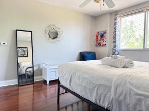ein Schlafzimmer mit einem großen Bett und einem Spiegel in der Unterkunft ATL Downtown 2 Bedroom Condo Free Parking LM302 in Atlanta