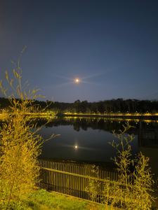 Výhled na řeku, která protéká v blízkosti hotelu
