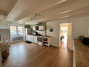 ein Wohnzimmer mit Küche und Esszimmer in der Unterkunft Grande maison familiale, plage in Pénestin