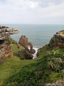 - une vue sur l'océan depuis une falaise dans l'établissement Mbotyi Mnceba Cottage, à Lusikisiki