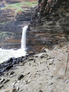 une cascade sur le flanc d'une falaise rocheuse dans l'établissement Mbotyi Mnceba Cottage, à Lusikisiki 1 autre photo