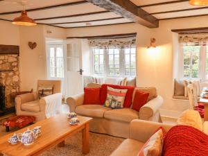 un salon avec des canapés et une table dans l'établissement Hope Cottage, à Beer