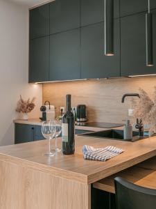 una cocina con barra y 2 copas de vino en Tuyo Apartments Bokserska, en Varsovia 40 fotos más