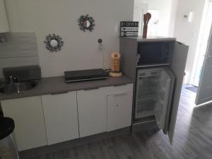 una cucina con piano di lavoro, lavandino e piano cottura di Family House a Beauvais