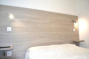 Postel nebo postele na pokoji v ubytování Hôtel Concorde - Centre ville de Nimes