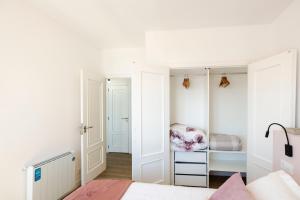 Łóżko lub łóżka w pokoju w obiekcie Covelodge - Piso a pocos metros de la playa