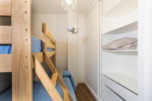 Łóżko lub łóżka piętrowe w pokoju w obiekcie Covelodge - Piso a pocos metros de la playa