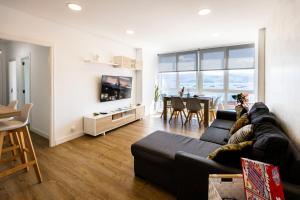 Telewizja i/lub zestaw kina domowego w obiekcie Covelodge - Piso a pocos metros de la playa