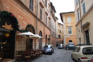 un vicolo con auto parcheggiate in una strada accanto agli edifici di Vetrina Holidays Apartment Navona a Roma