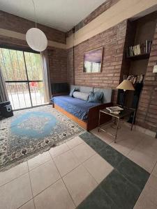 une chambre avec un lit et un bureau avec un ordinateur dans l'établissement Casa Boreal dptos estilo casa, à Puerto Madryn