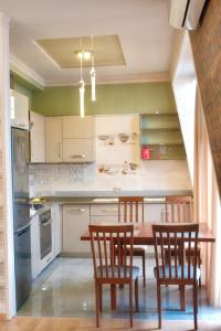 Nhà bếp/bếp nhỏ tại Central Old Batumi Cozy Apartment With Balcony