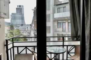 Ban công/sân hiên tại Central Old Batumi Cozy Apartment With Balcony
