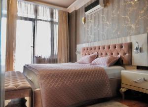 Giường trong phòng chung tại Central Old Batumi Cozy Apartment With Balcony