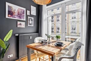 a dining room with a table and a large window at TRABER APARTMENTS Gemütlich Zentral Parkplatz in Leipzig